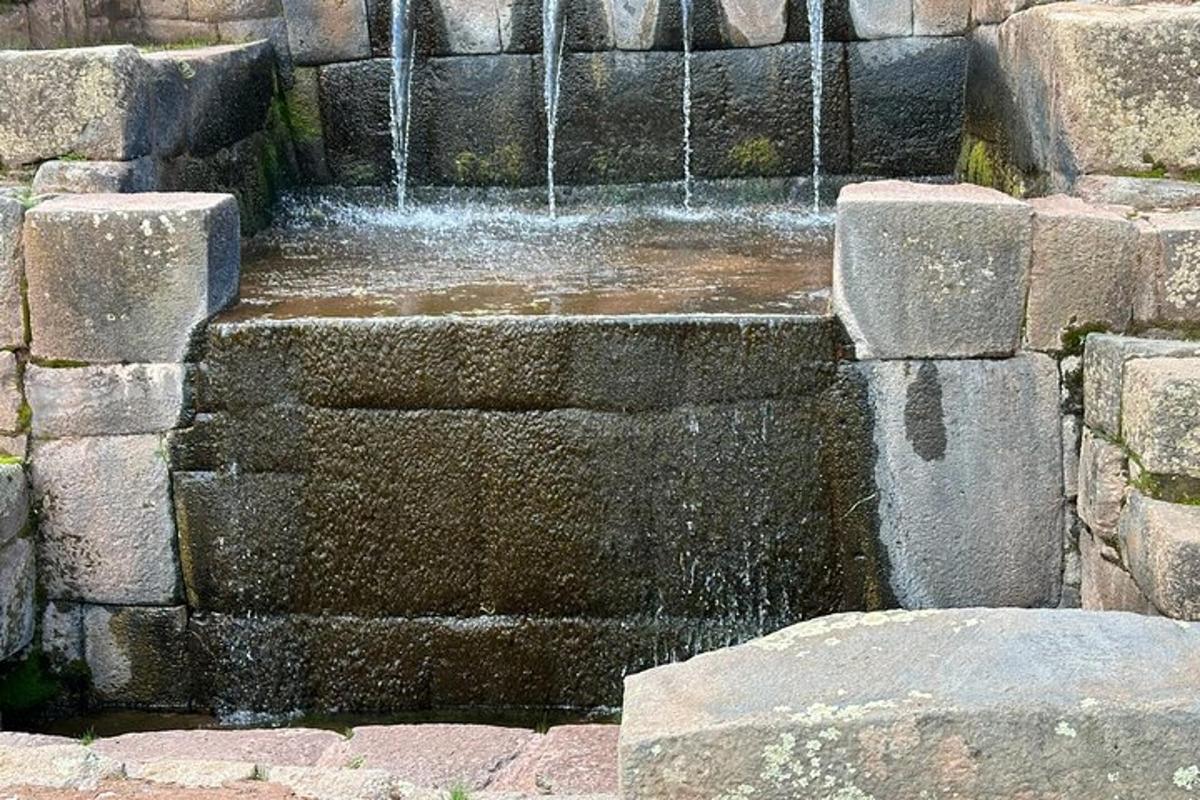 una fontana di pietra da cui esce l'acqua