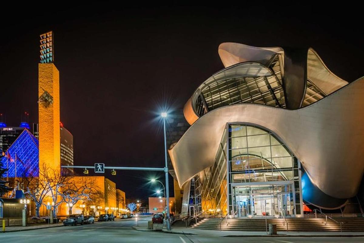 un grand bâtiment dans une rue de la ville la nuit