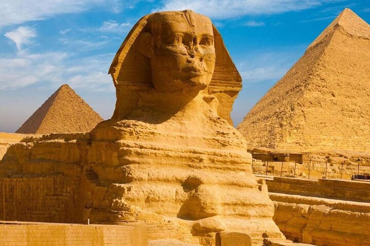 patung sphinx di hadapan piramid