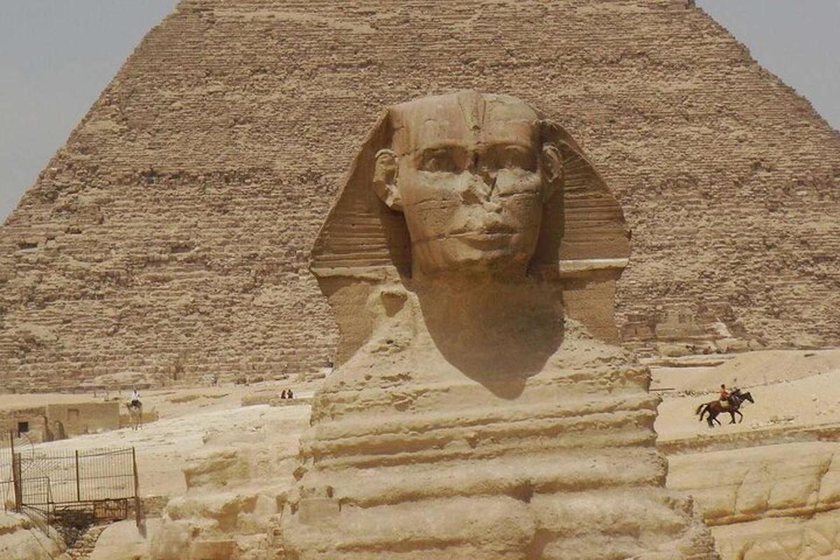 patung kepala di sisi piramid