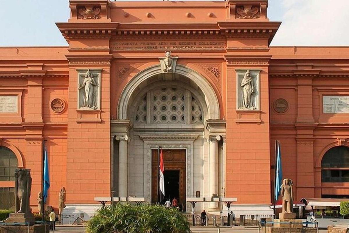velika opečnata stavba s kipi pred njo