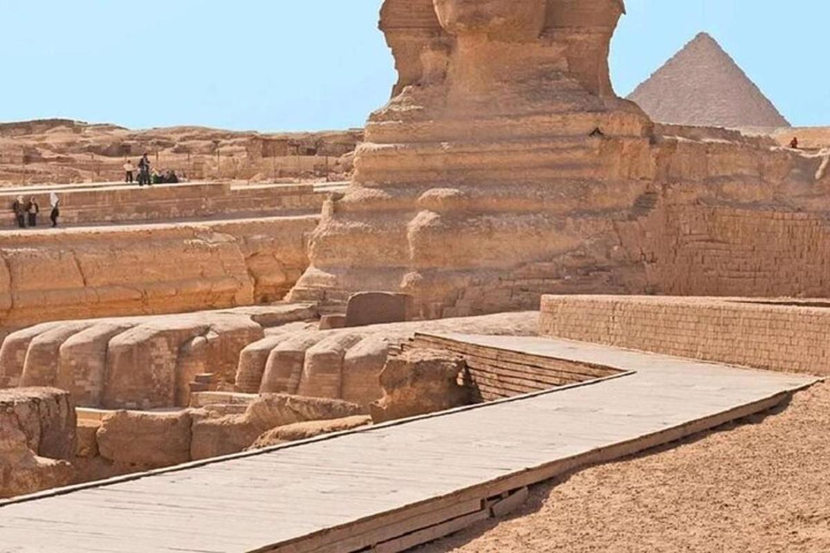 pogled na piramidu i piramide