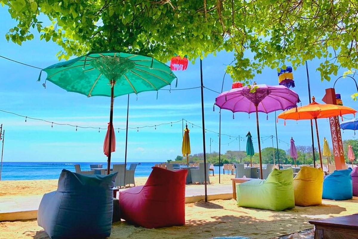 un gruppo di sedie e ombrelloni colorati su una spiaggia