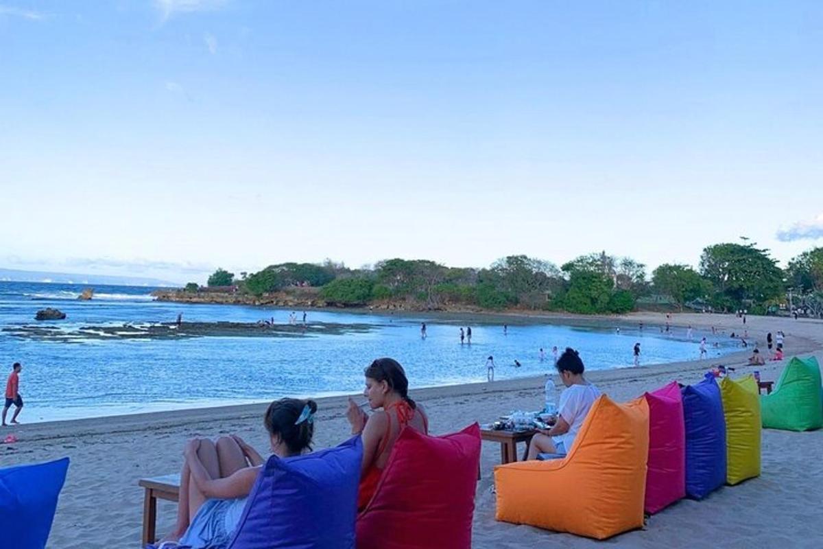 un gruppo di persone sedute sulla spiaggia