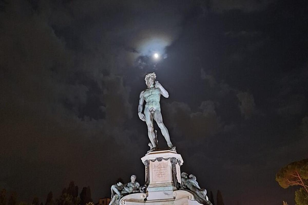 patung dengan lampu di atasnya