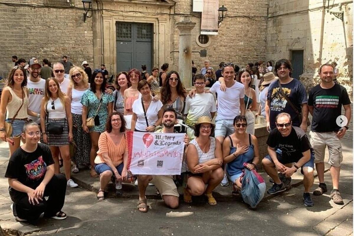 um grupo de pessoas posando para uma foto em frente a um prédio