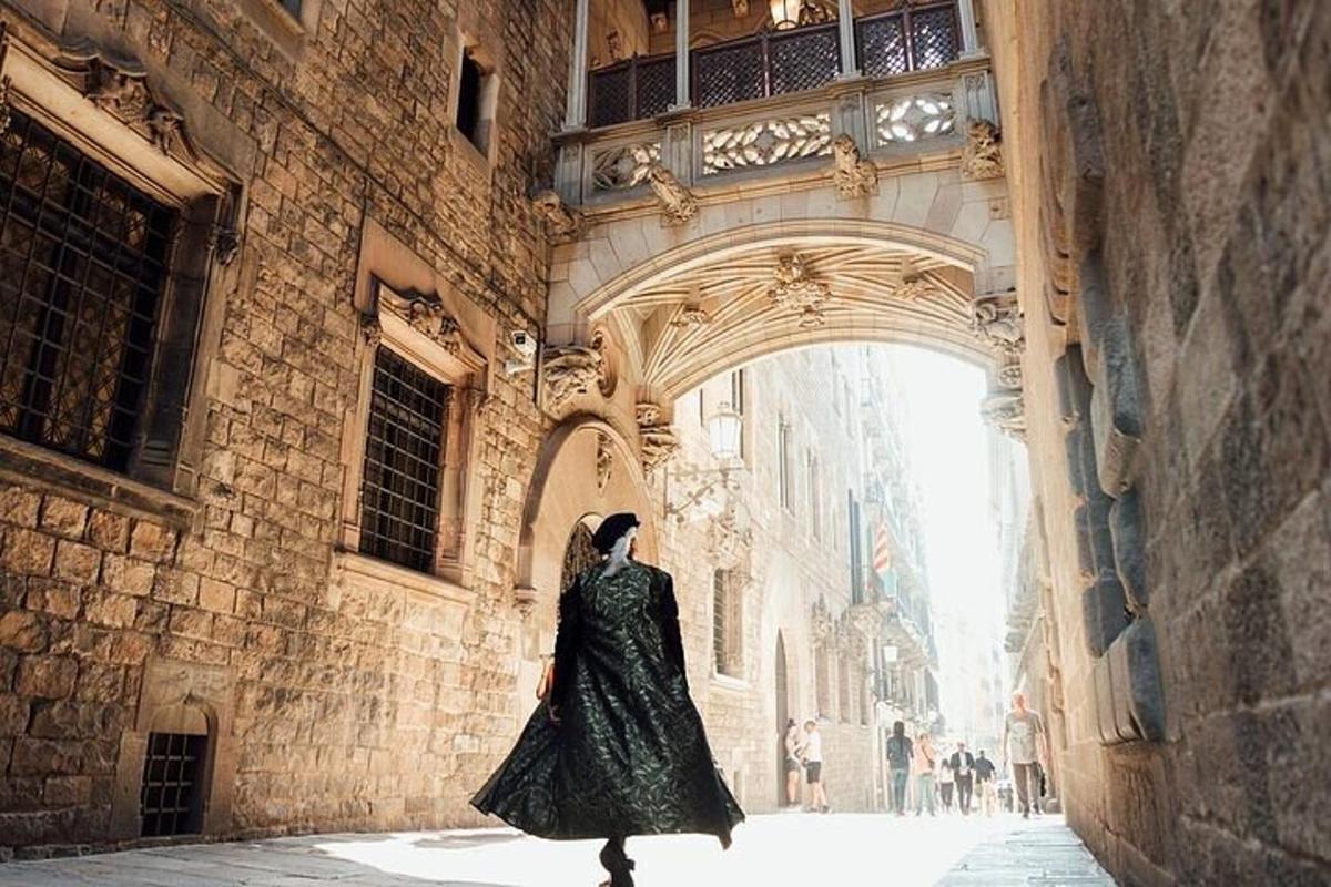 una dona amb vestit està dreta en un edifici