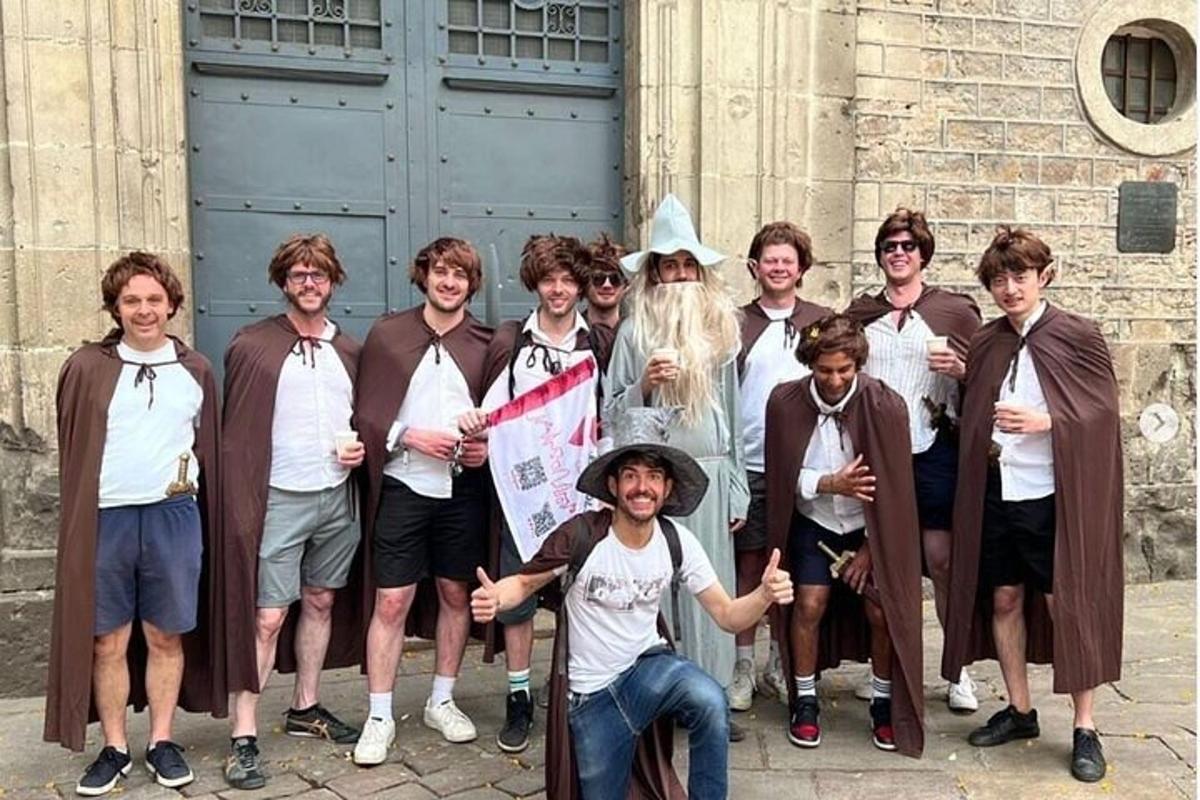 un gruppo di persone vestite in costume che posano per una foto