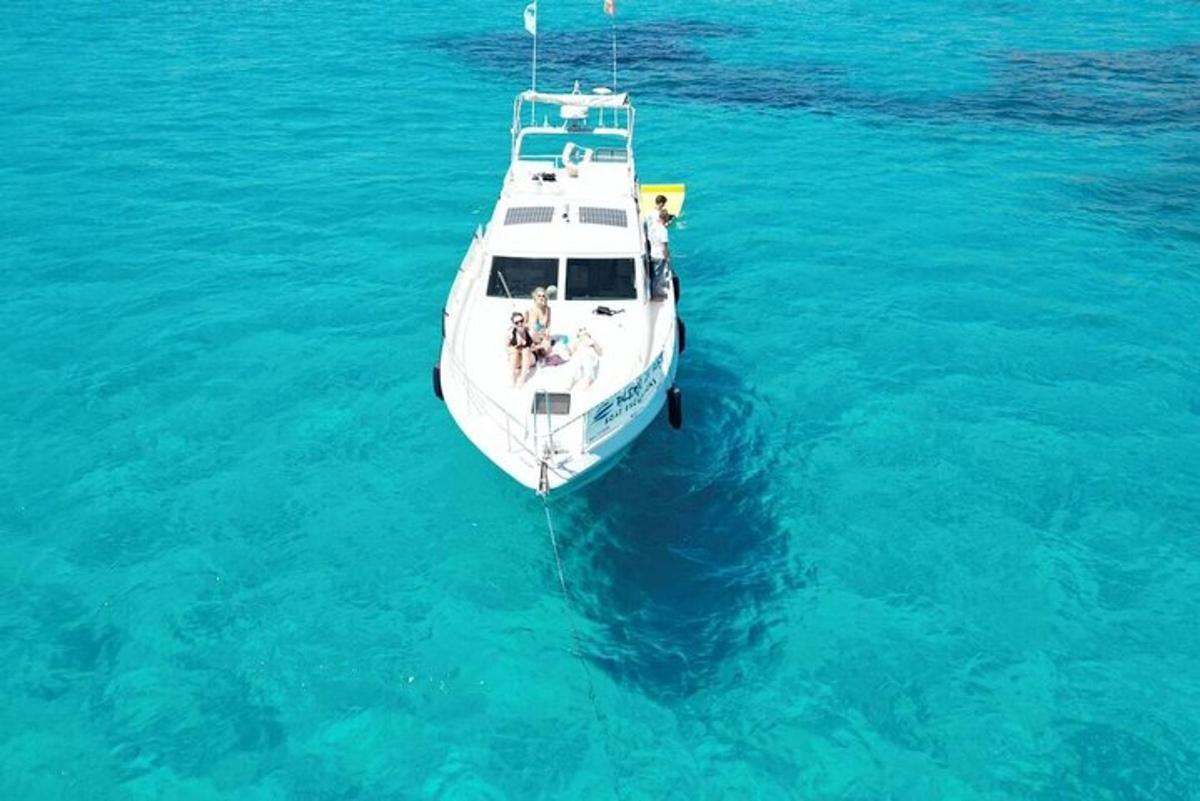 un vaixell blanc flotant a l'aigua blava