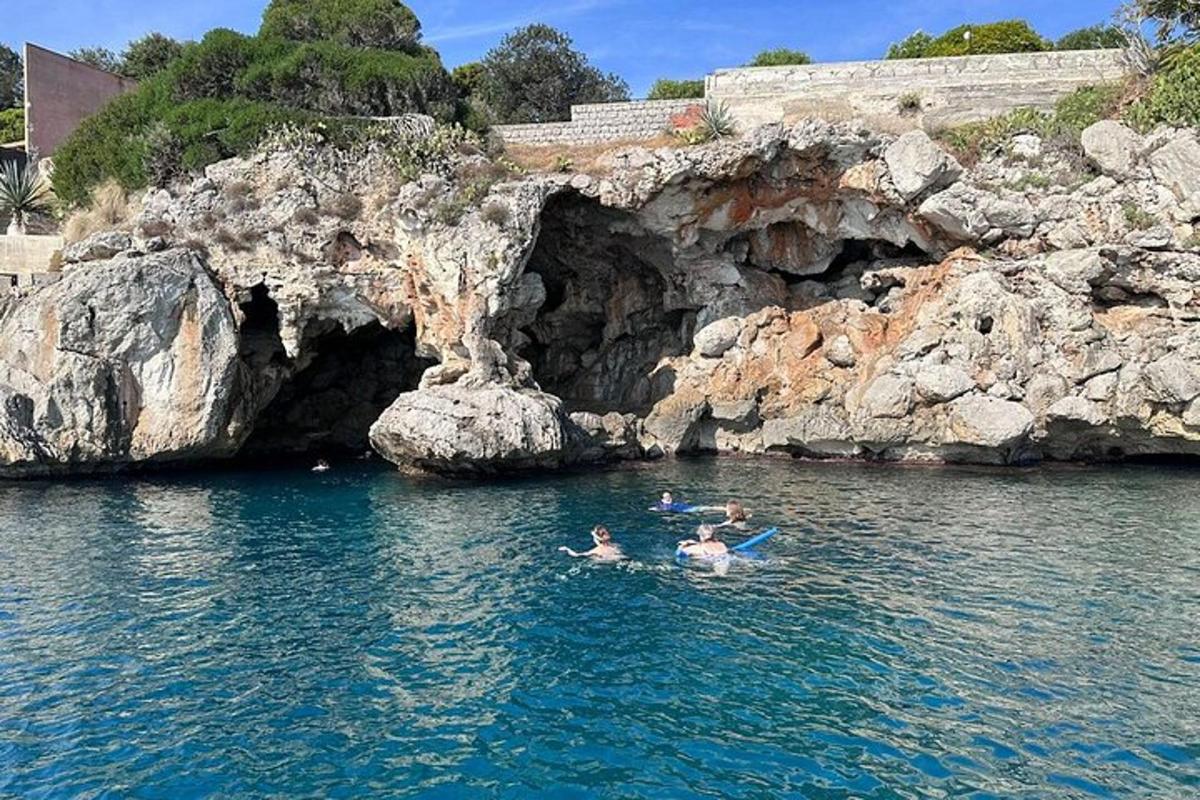 un grup de persones nedant en una cova a l'aigua