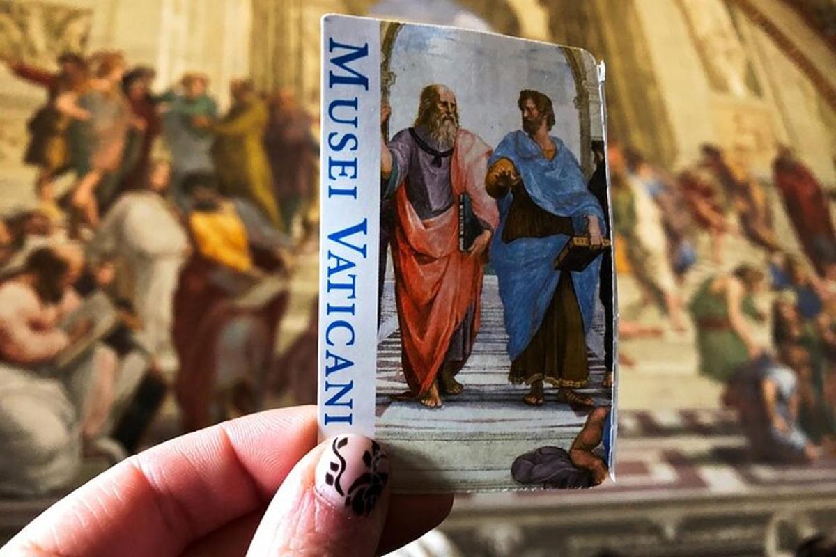 egy személy egy festmény képével ellátott kártyát tart a kezében