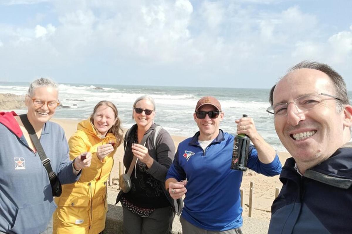 skupina ljudi, ki pozirajo za sliko na plaži