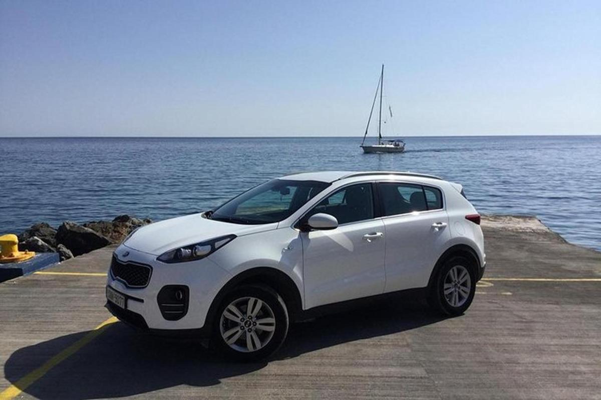 bílé auto zaparkované na molu poblíž oceánu