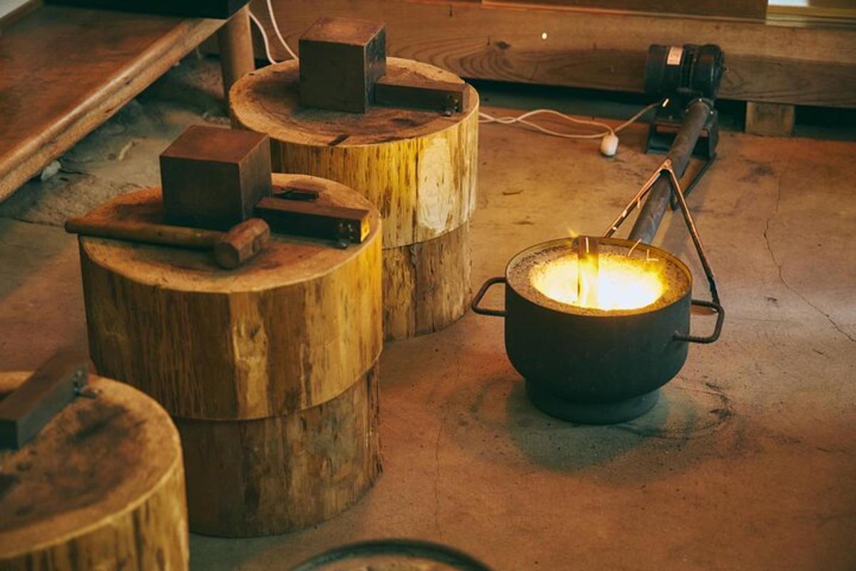 una habitació plena de troncs i una olla amb una espelma