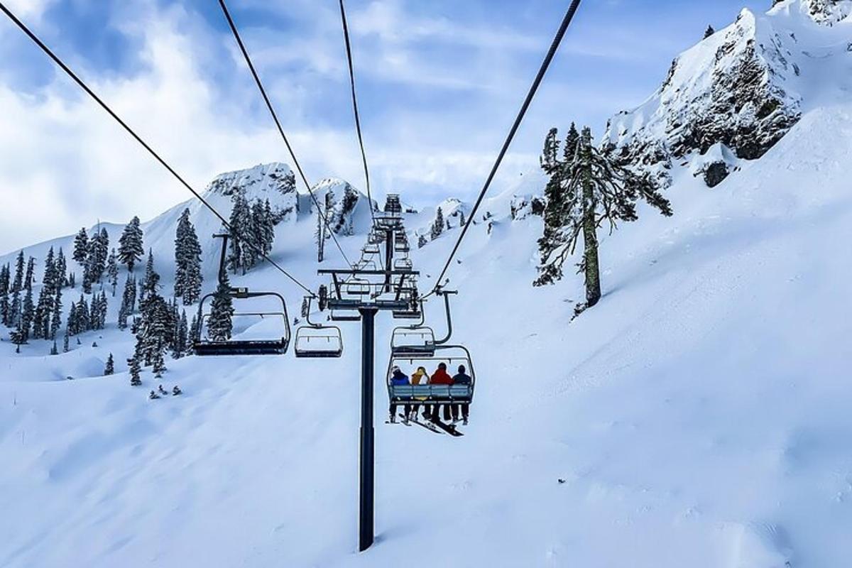 un gruppo di persone che sale su uno skilift sulla neve