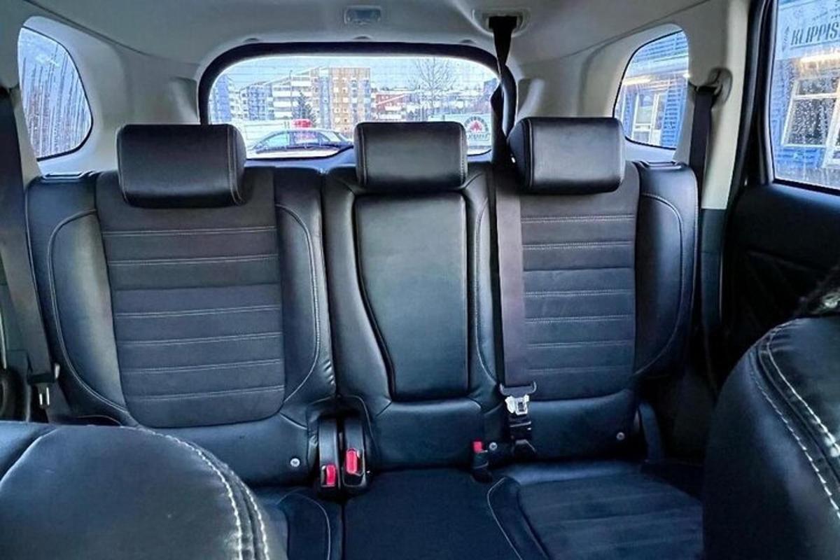 una vista dei sedili posteriori di un'auto