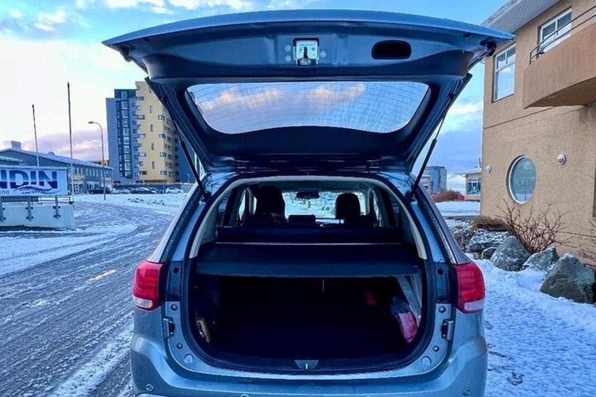 un'auto con il bagagliaio aperto nella neve