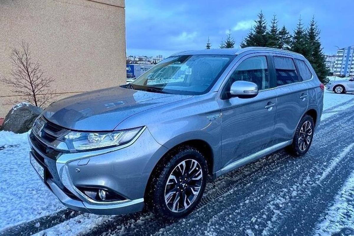 un SUV blu parcheggiato in un parcheggio
