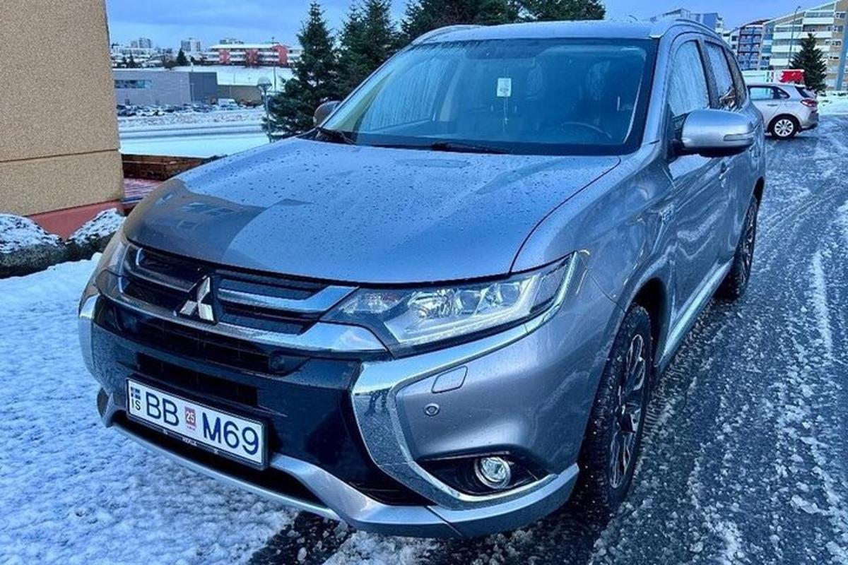 un'auto è parcheggiata su una strada coperta di neve
