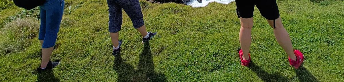 Tveir menn með rauða skó standa í grasinu