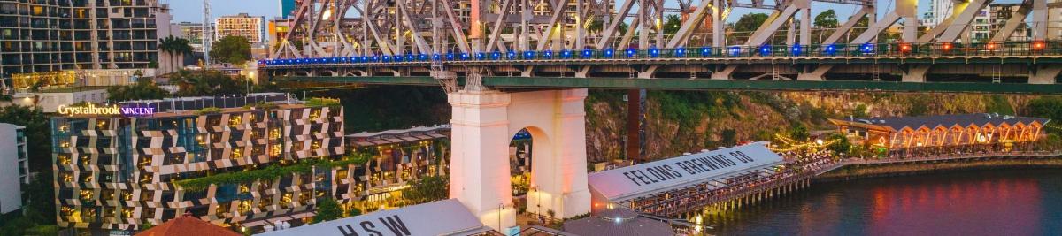 一座横跨河流的桥梁，桥上有建筑物和城市