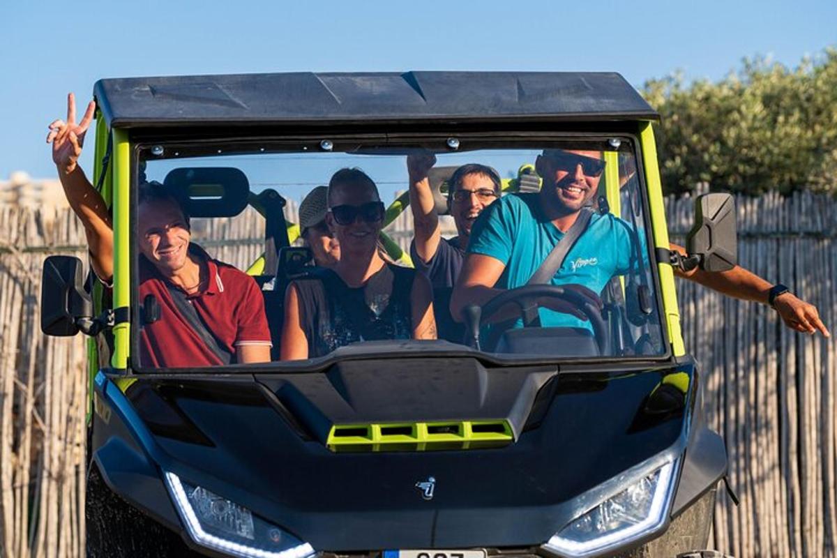 skupina lidí v zadní části golfového vozíku