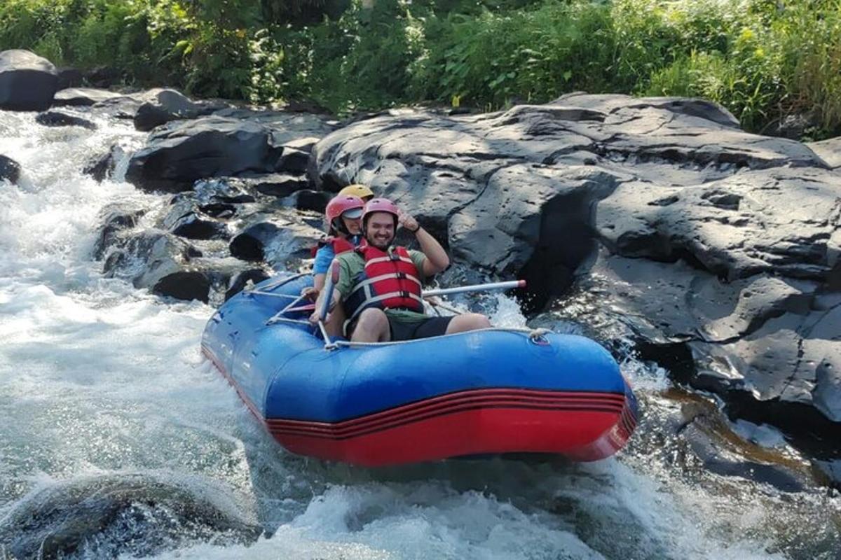 un grupo de personas viajando en una balsa en un río