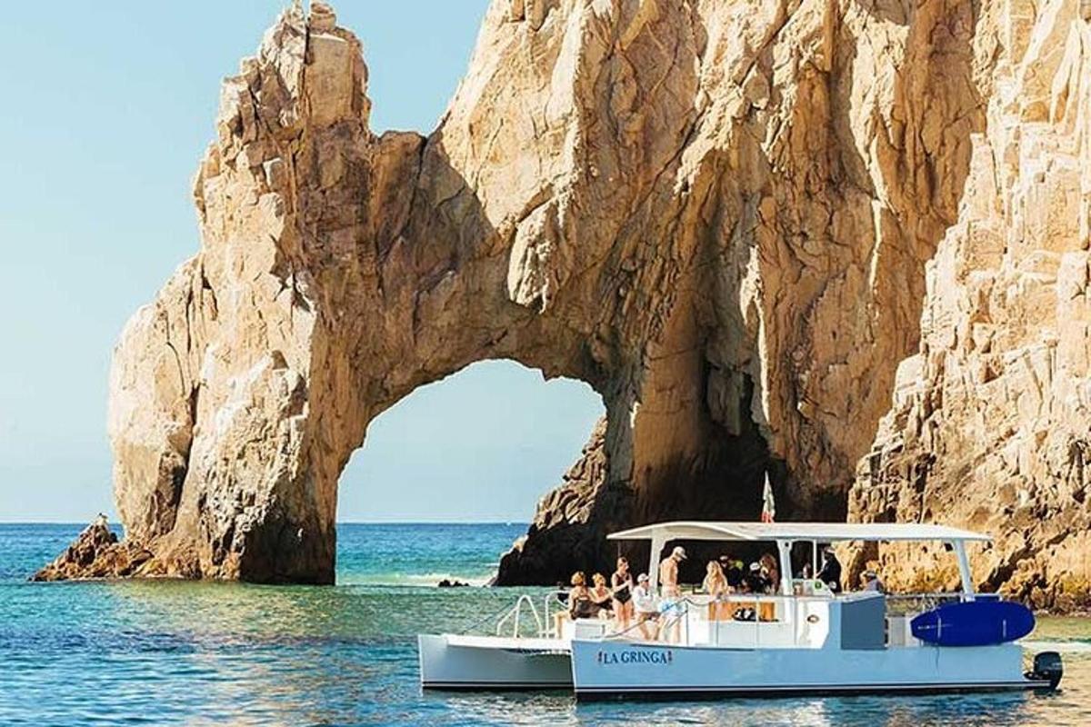 un barco en el agua cerca de una formación rocosa