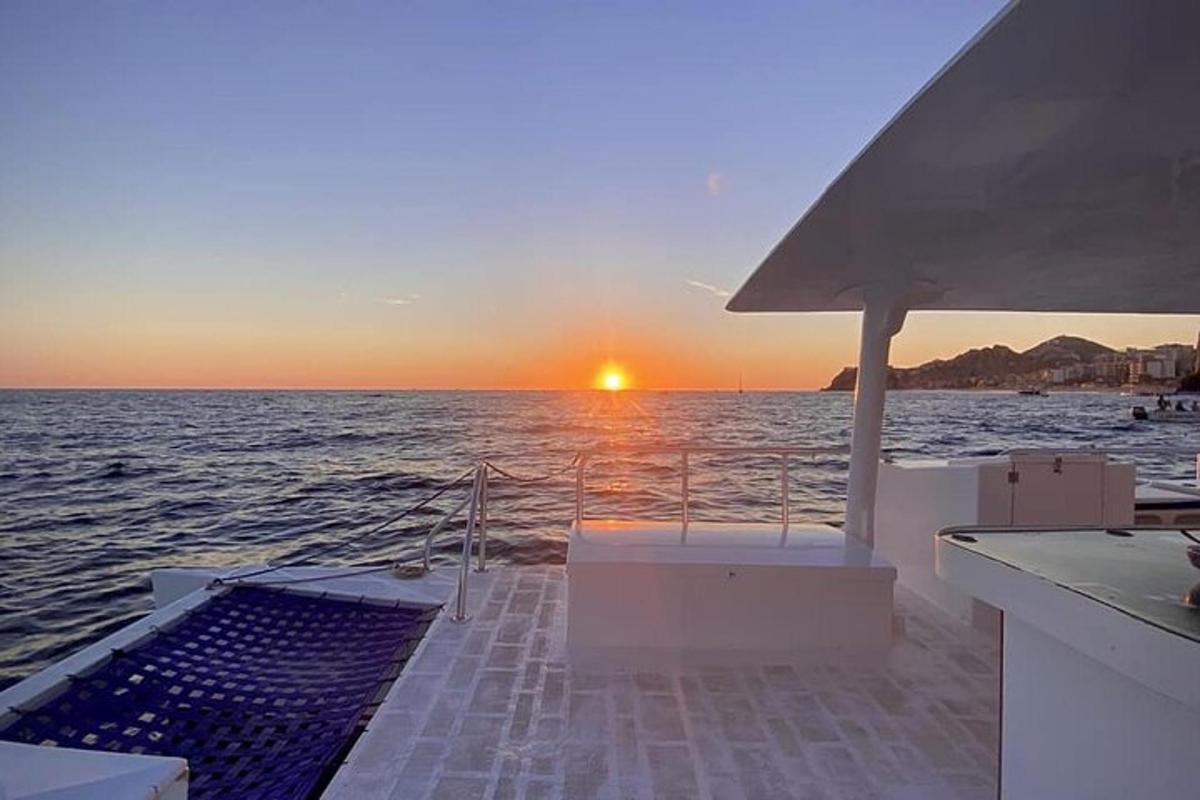 Una vista del atardecer desde un barco en el agua.