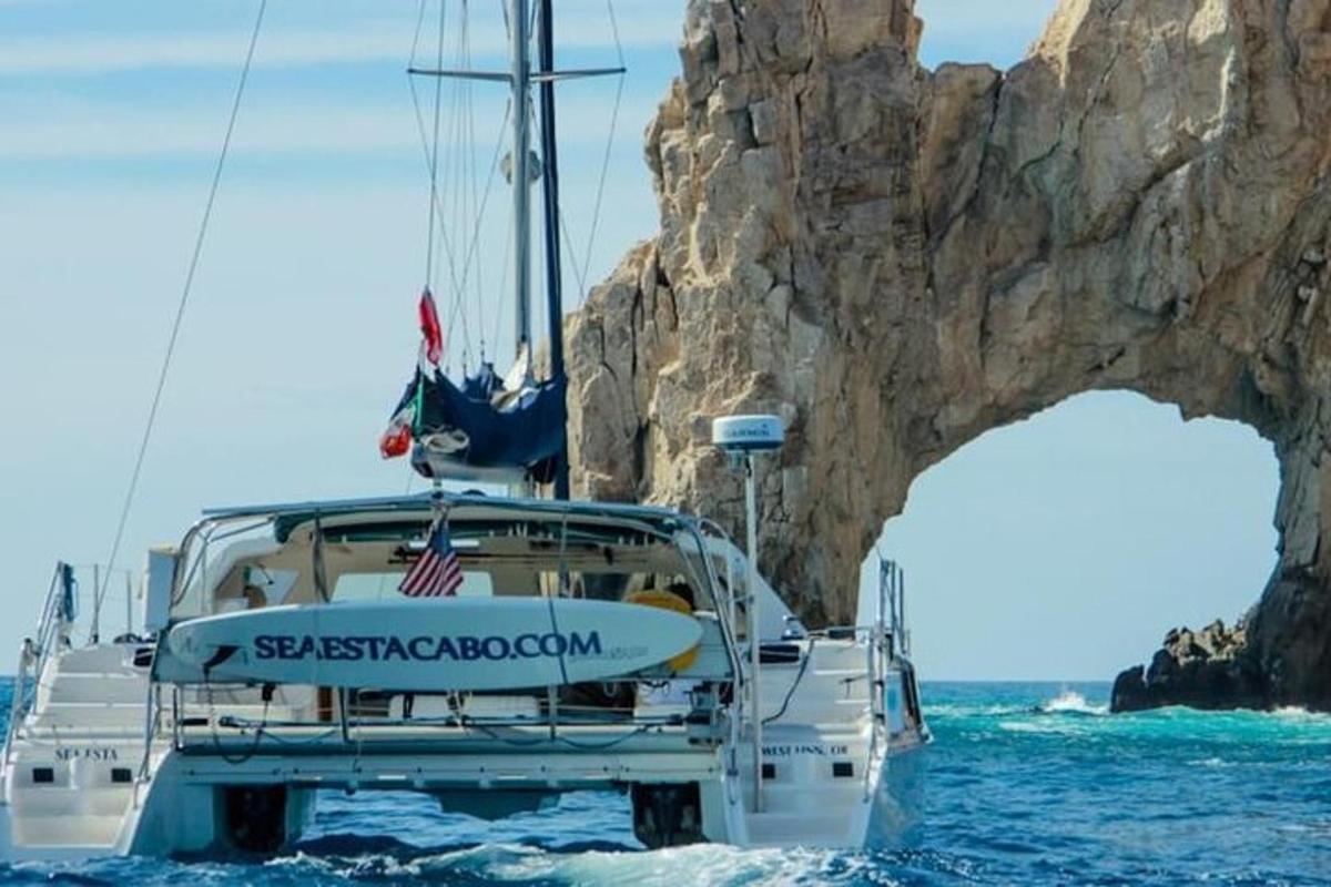 Un barco en el agua junto a una formación rocosa