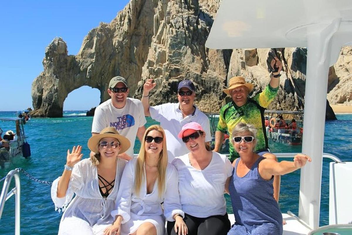 Un grupo de personas posando para una foto en un barco.
