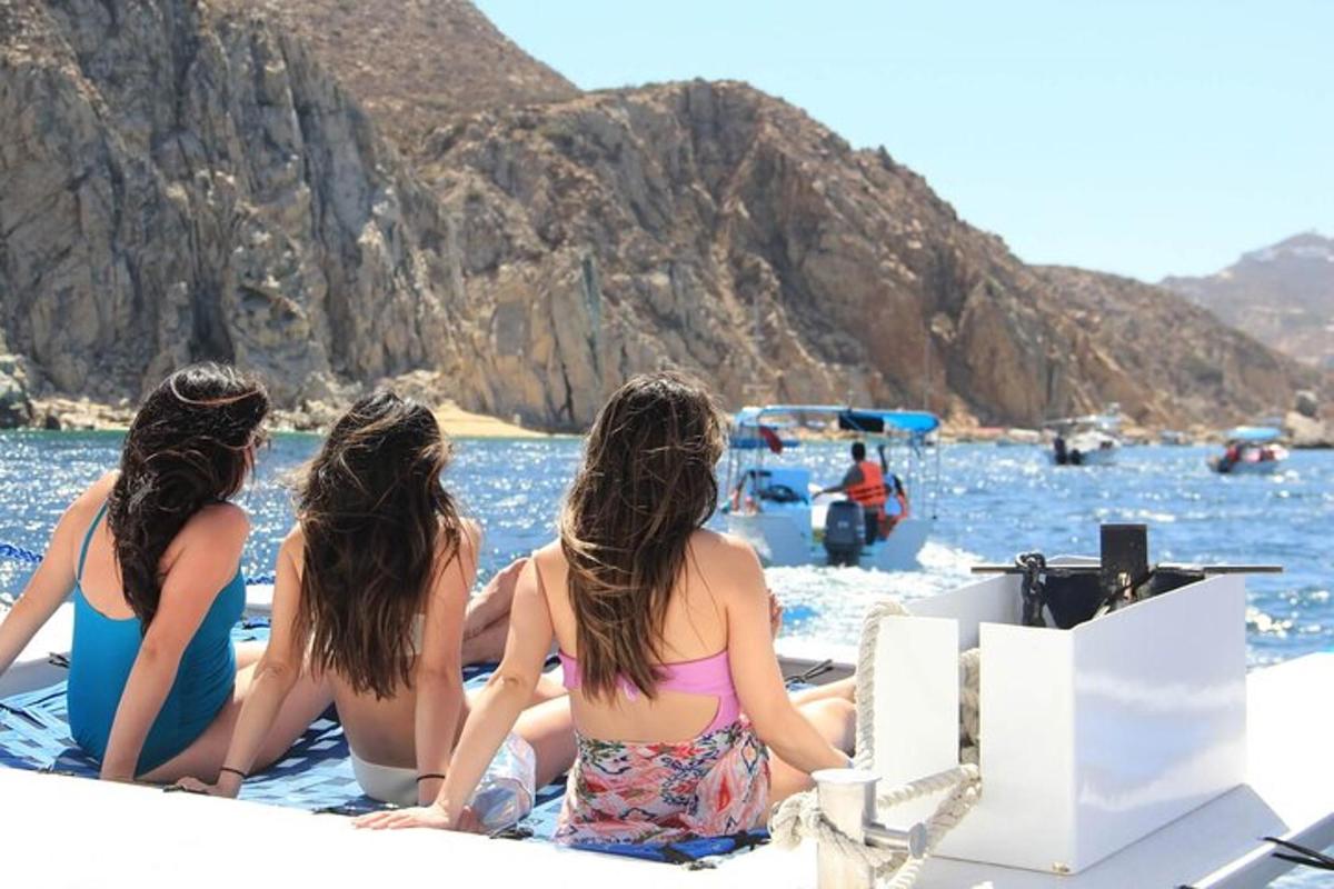 Tres mujeres sentadas en un bote en el agua