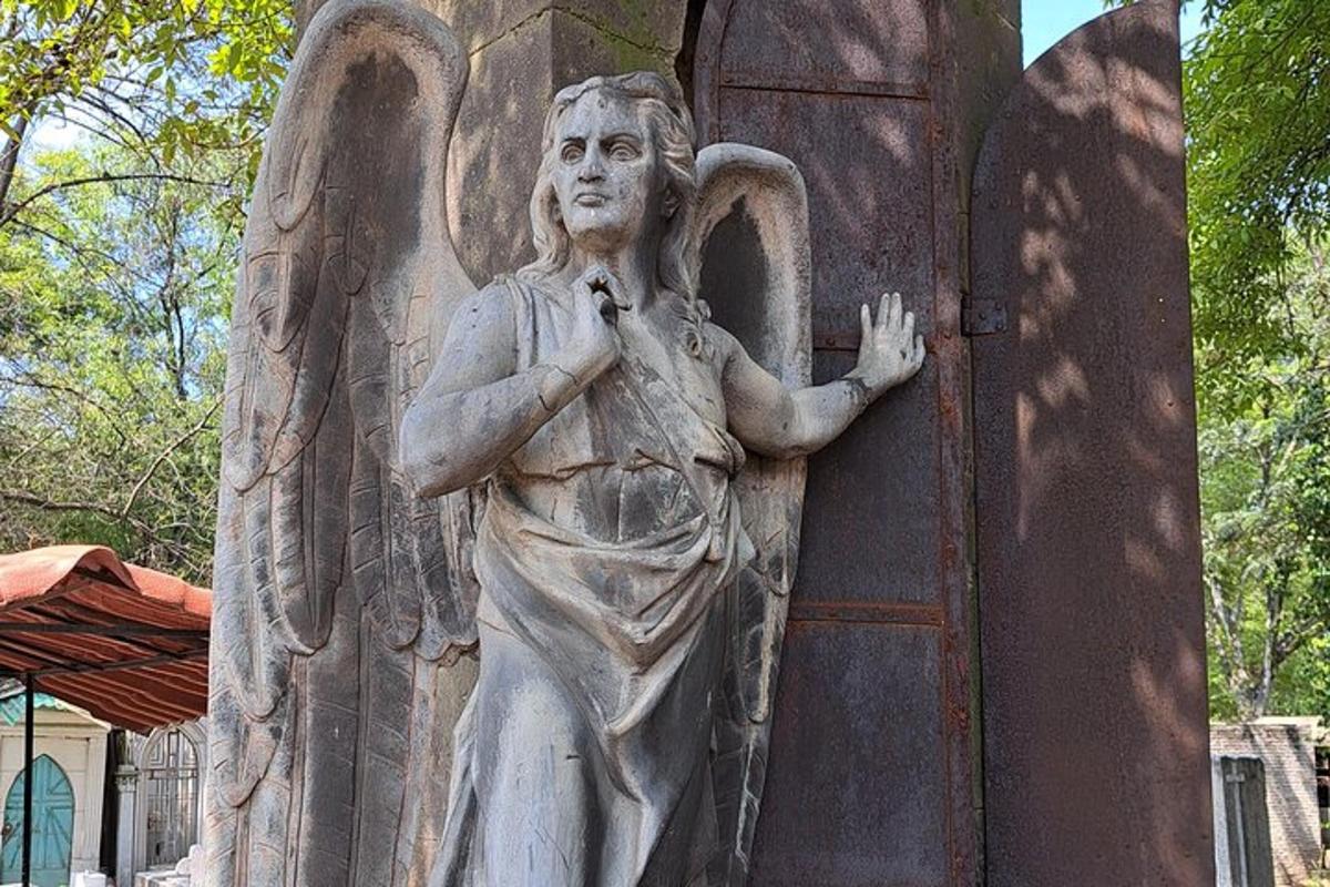 uma estátua de um anjo na lateral de um prédio