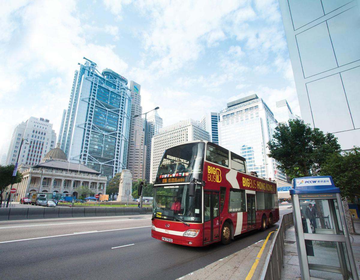punane kahekordne buss pargitud bussipeatuses