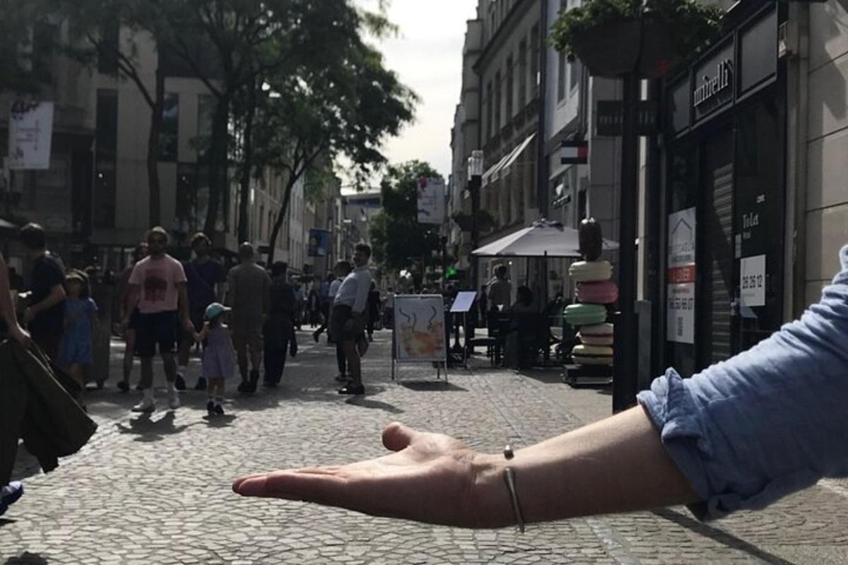 oseba, ki na mestni ulici drži iztegnjeno roko