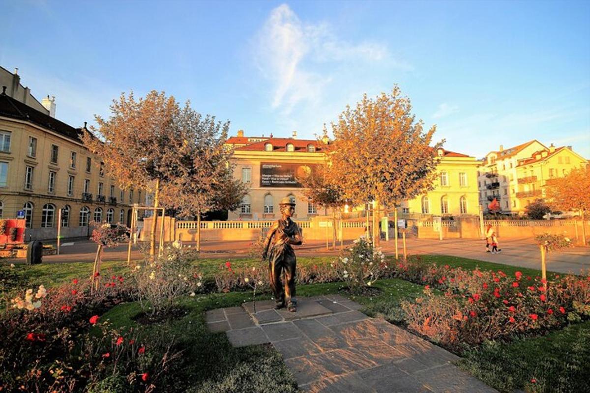 ένα άγαλμα σε ένα πάρκο μπροστά από ένα κτίριο