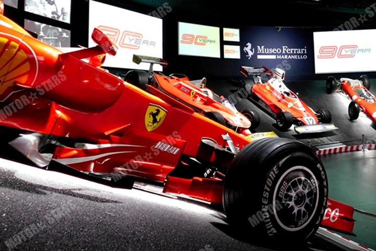um carro de corrida em exposição em um museu