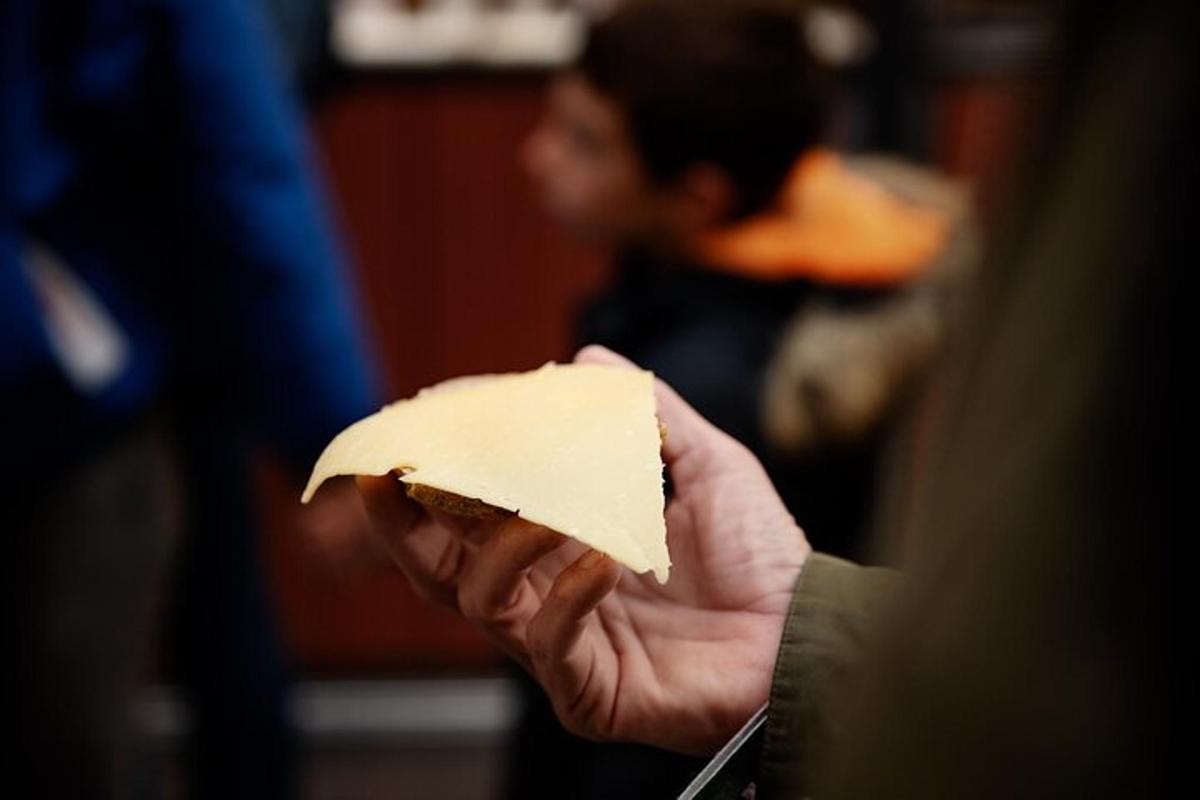 una persona che tiene un pezzo di cibo in mano