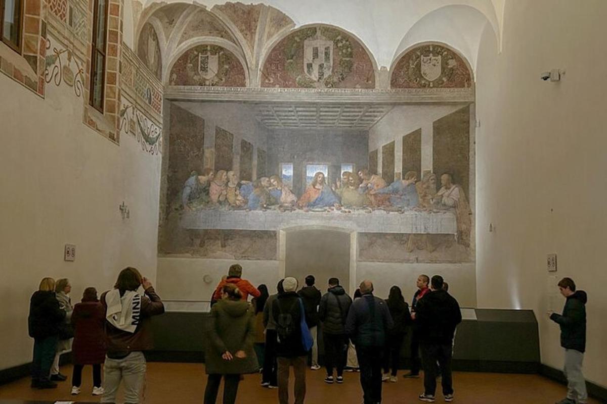 Un grupo de personas mirando una pintura en un museo.