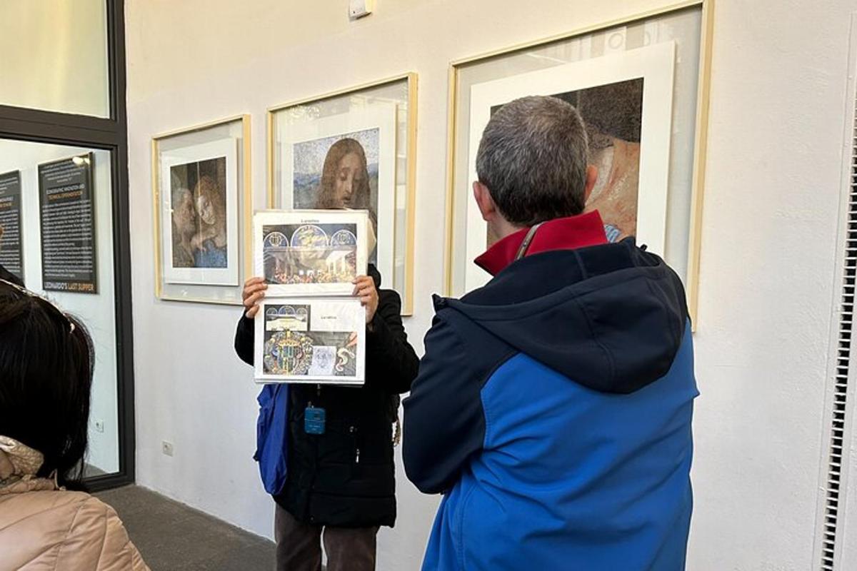 Una persona está mirando un cuadro en un museo.