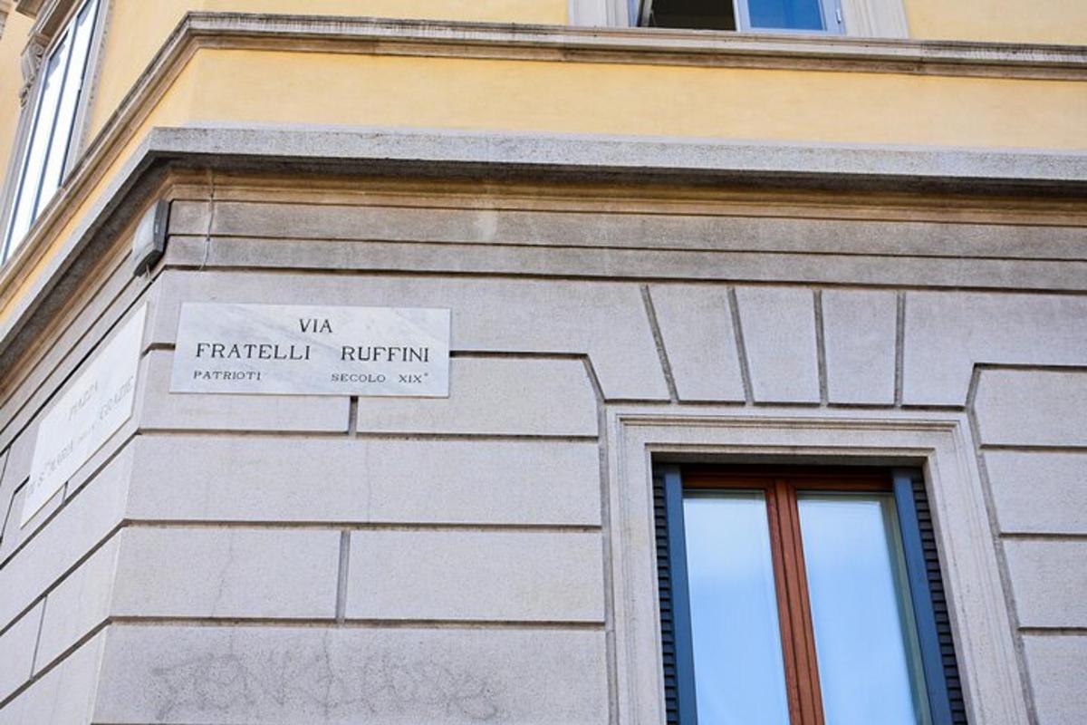un cartel en el costado de un edificio
