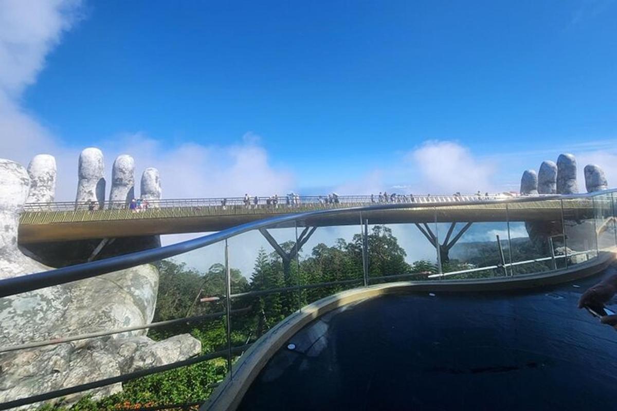 jembatan di atas sungai dengan orang-orang di atasnya