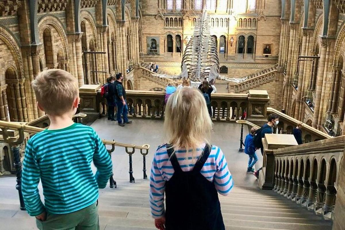 due bambini in piedi sulle scale di una cattedrale