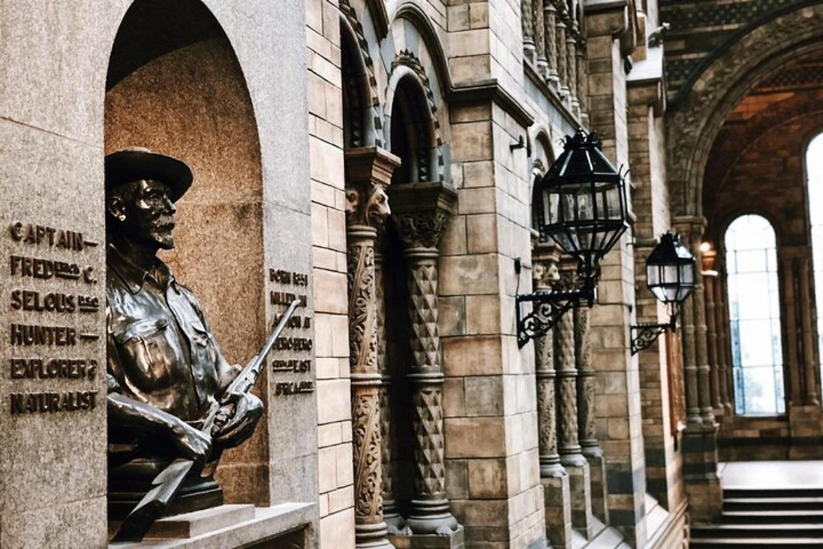 una statua di un uomo sul lato di un edificio