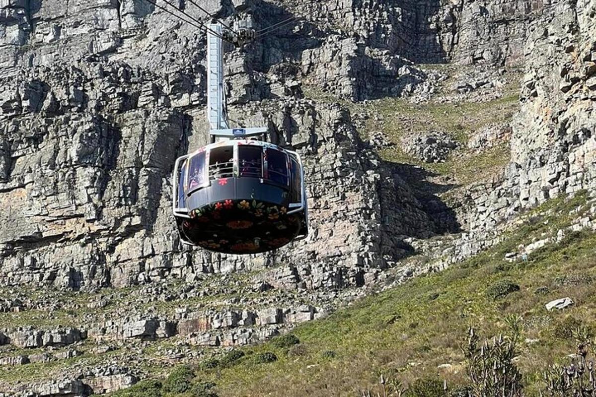 una funivia sta volando sopra una montagna
