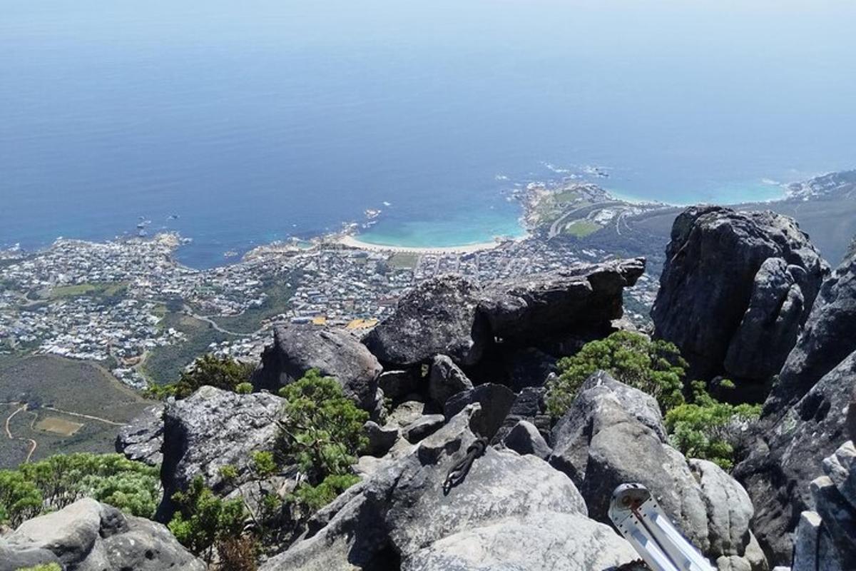 una vista di una città dalla cima di una montagna