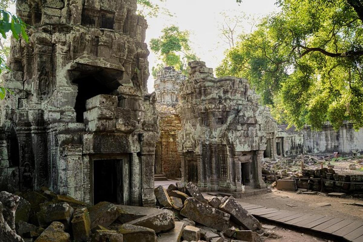 stará kamenná budova s hromadou ruin