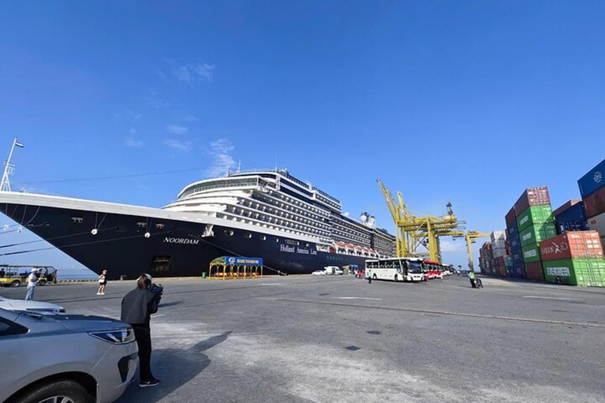 una grande nave da crociera è attraccata in un porto