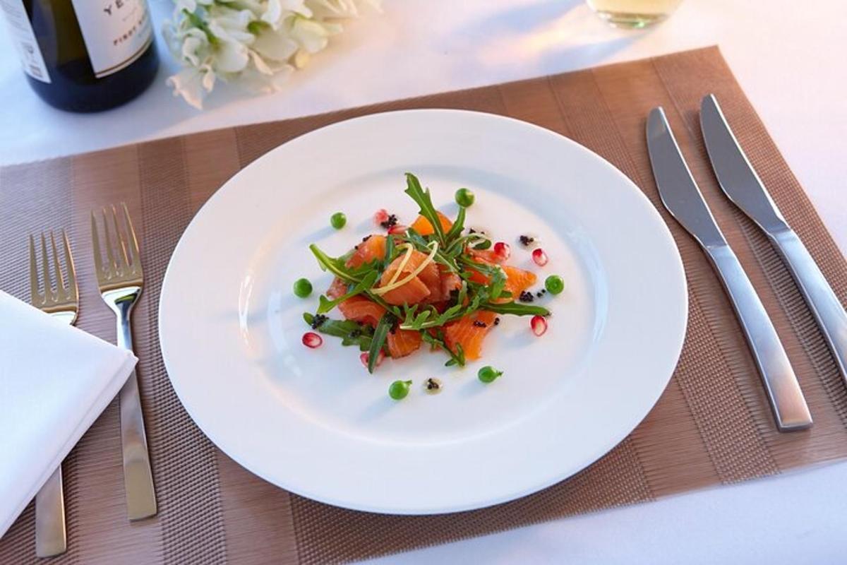 un plat blanc amb una amanida a la taula