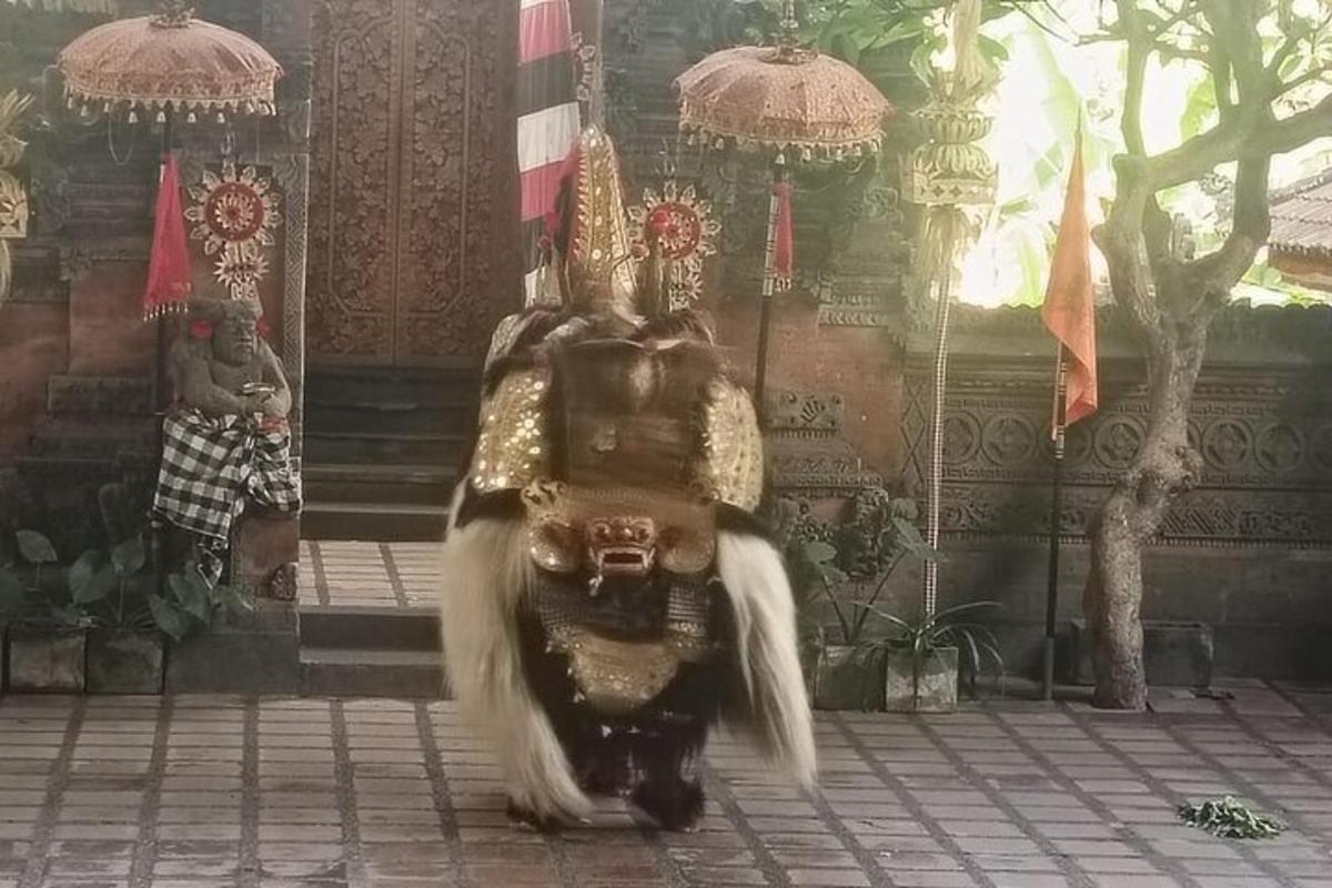 osoba na motorce před budovou